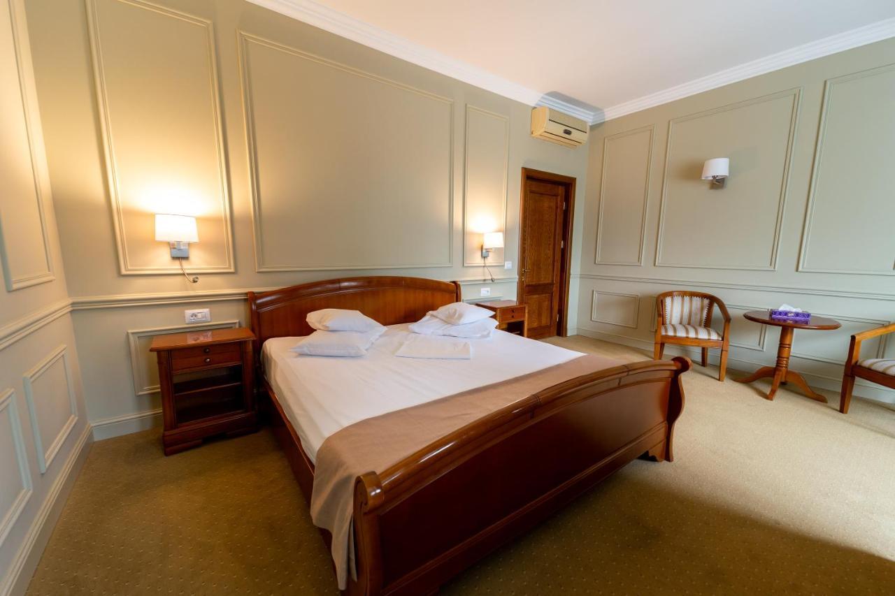 Hotel Amadeus Focşani エクステリア 写真