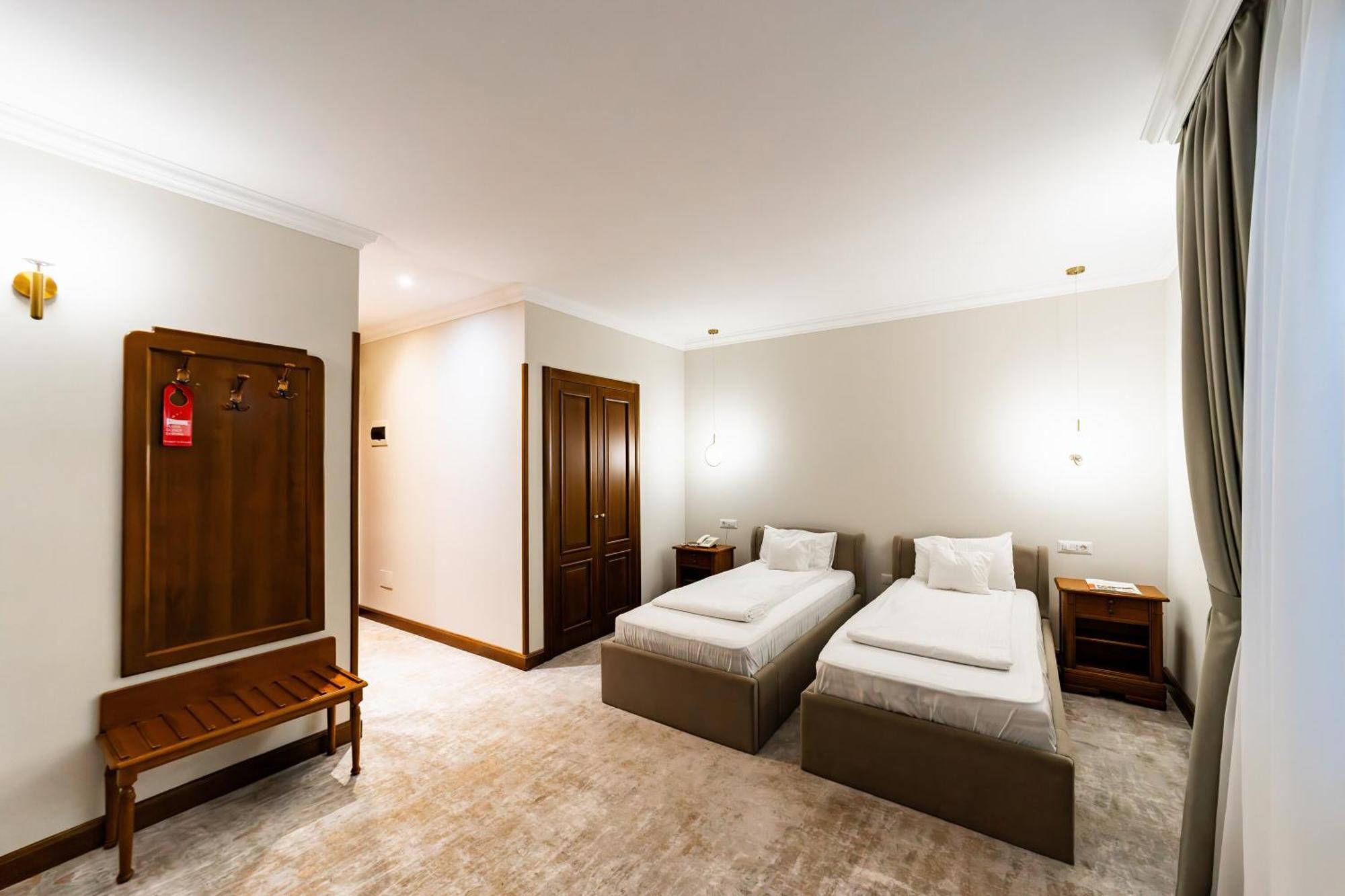 Hotel Amadeus Focşani エクステリア 写真