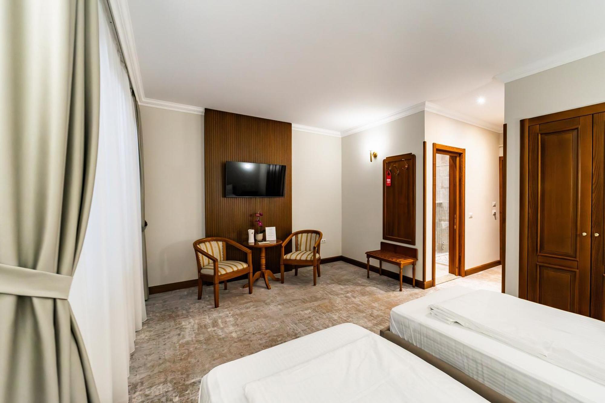 Hotel Amadeus Focşani エクステリア 写真