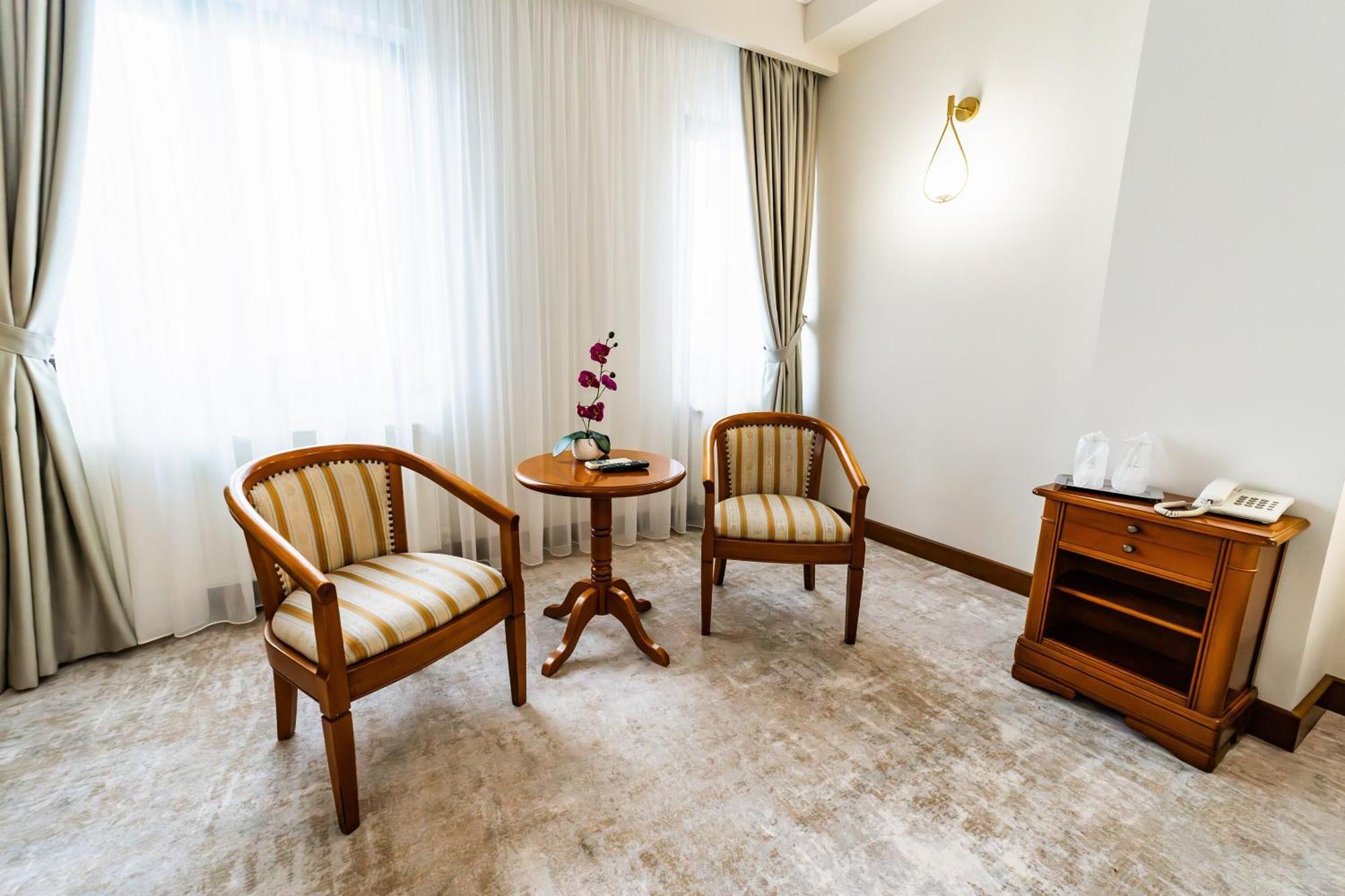 Hotel Amadeus Focşani エクステリア 写真