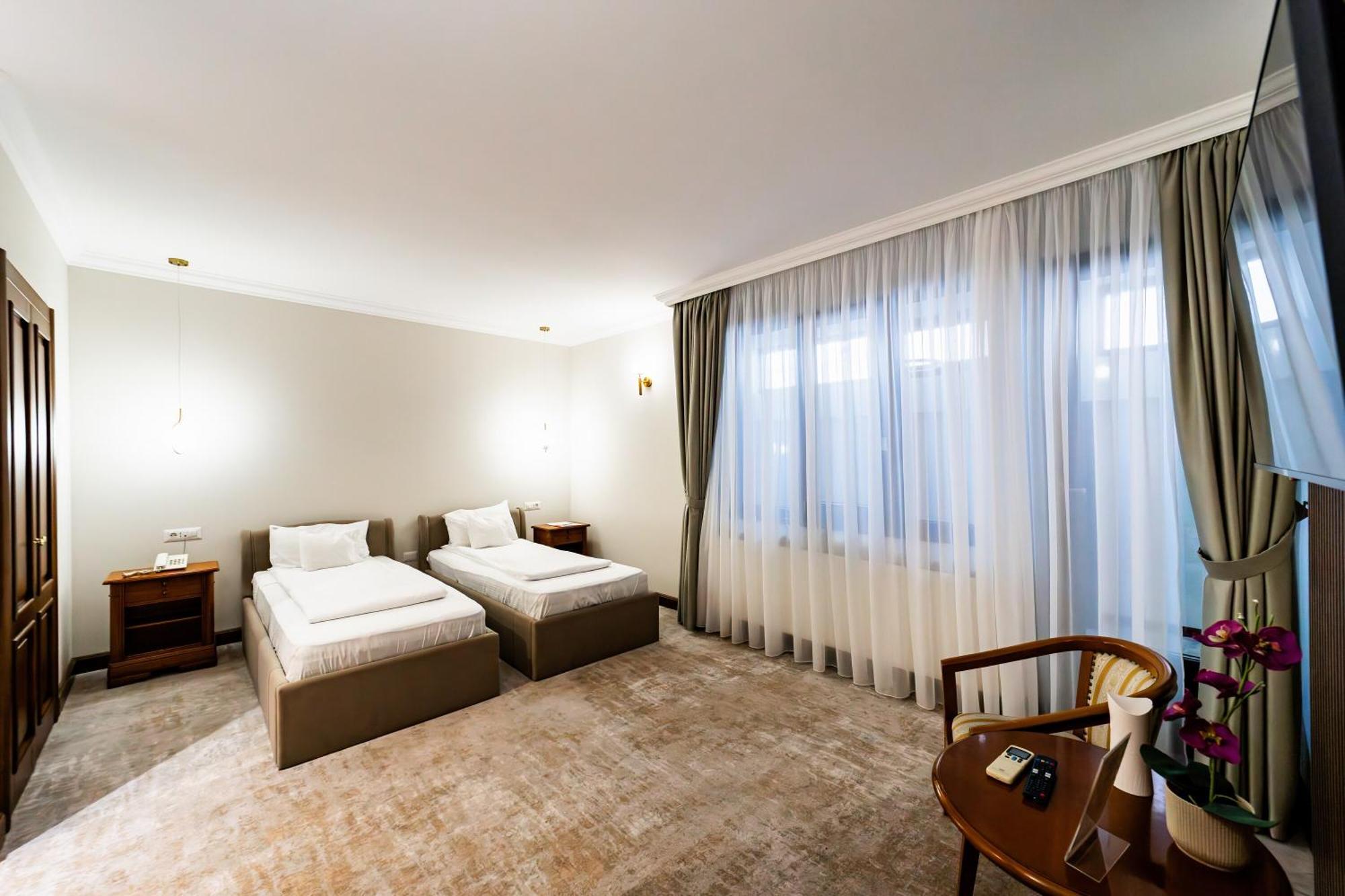 Hotel Amadeus Focşani エクステリア 写真