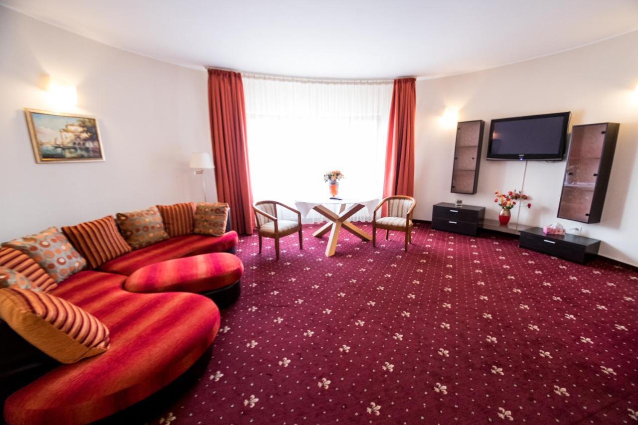 Hotel Amadeus Focşani エクステリア 写真