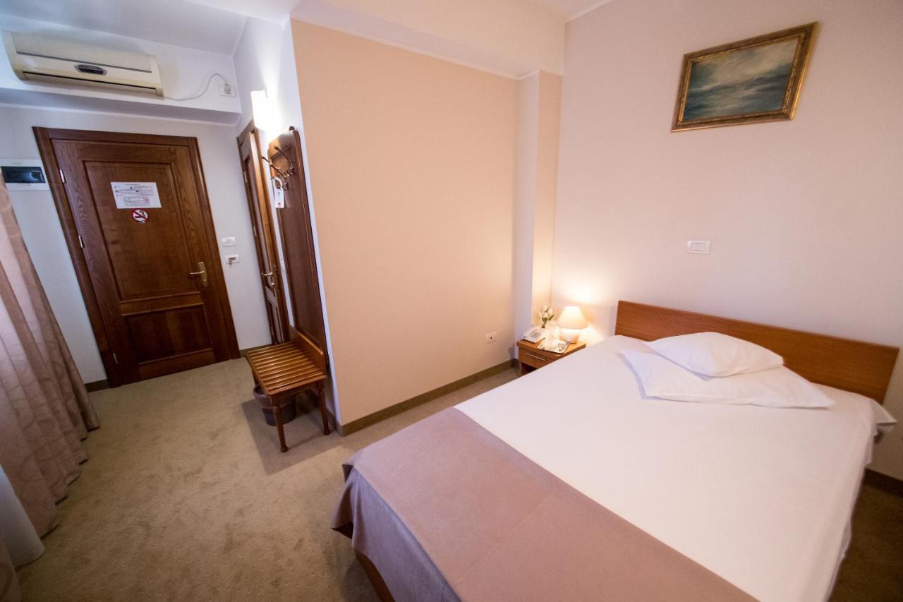 Hotel Amadeus Focşani エクステリア 写真