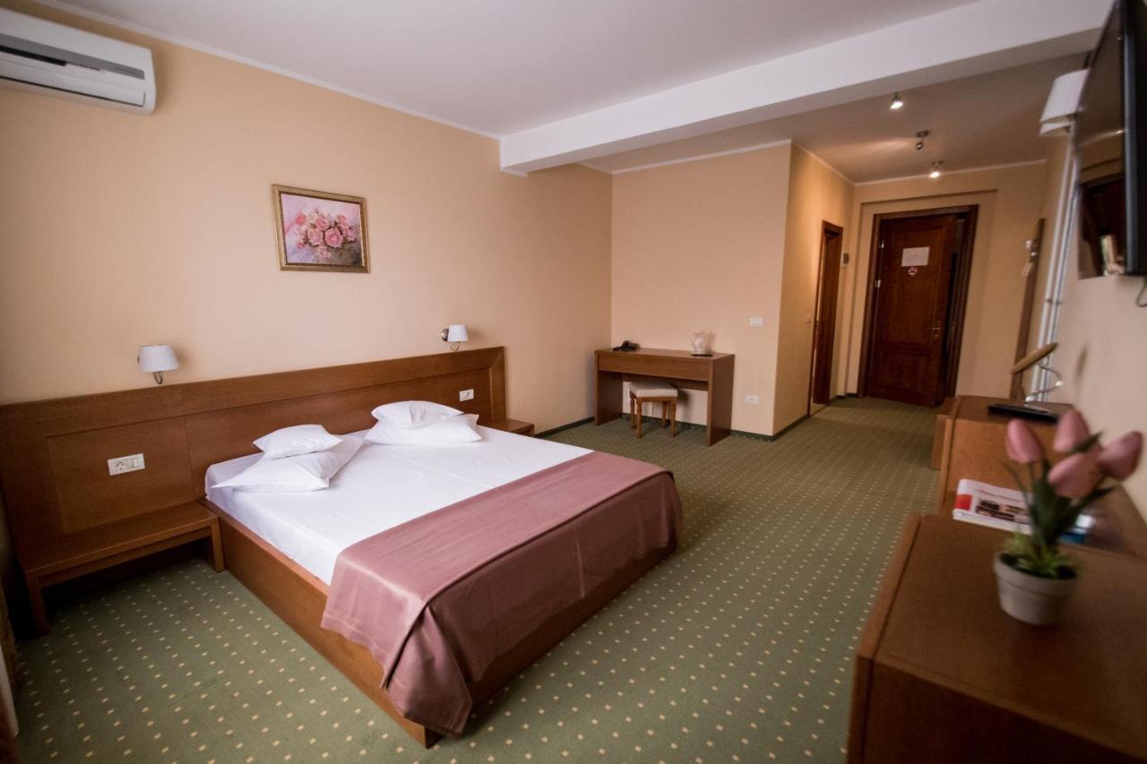 Hotel Amadeus Focşani エクステリア 写真