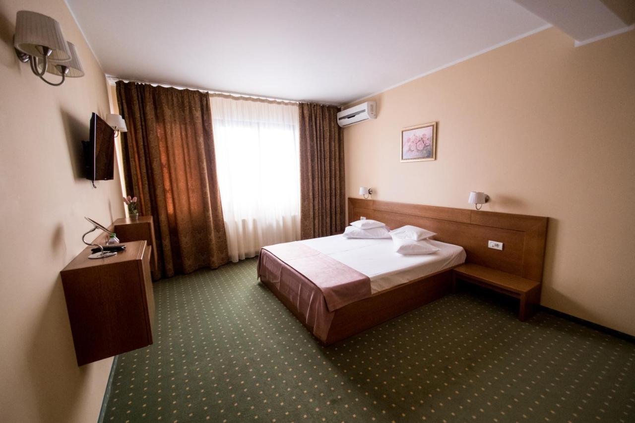 Hotel Amadeus Focşani エクステリア 写真