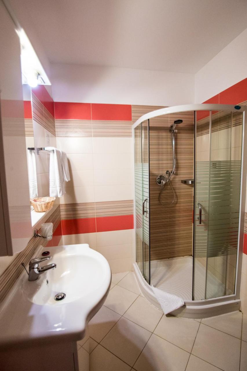 Hotel Amadeus Focşani エクステリア 写真